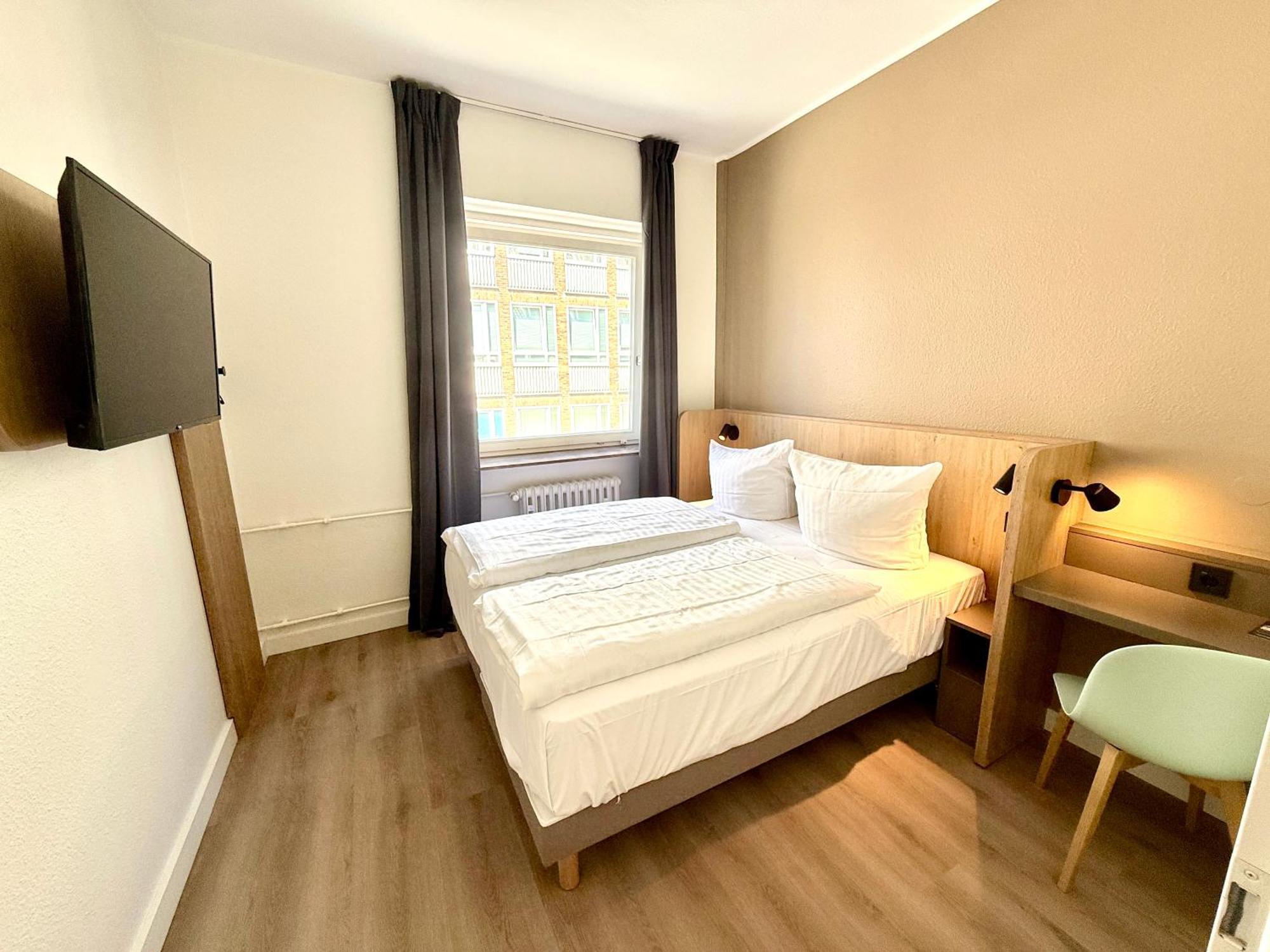 Standard Room 1 Queen Bed
